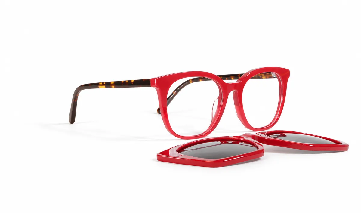 Montura con clip AXIA Clip Rubí, rojo · patillas carey · clip humo, vista casi lateral con clip separado
